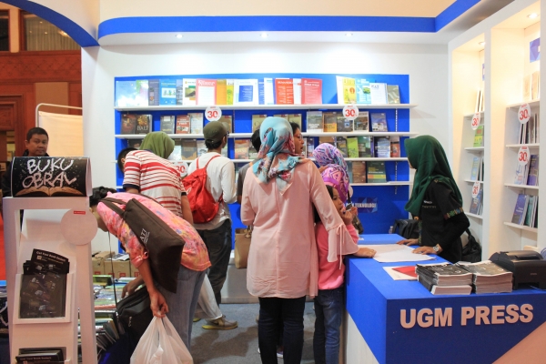 STUDENT HUNTS UGM'S PRESS BOOK ON IIBF 2018